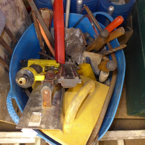 2118 - Tub of builders'/plasterers' tools: trowels, pin gun, saws, drills, etc., plus joiner's vice