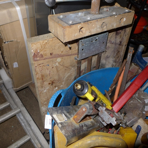 2118 - Tub of builders'/plasterers' tools: trowels, pin gun, saws, drills, etc., plus joiner's vice