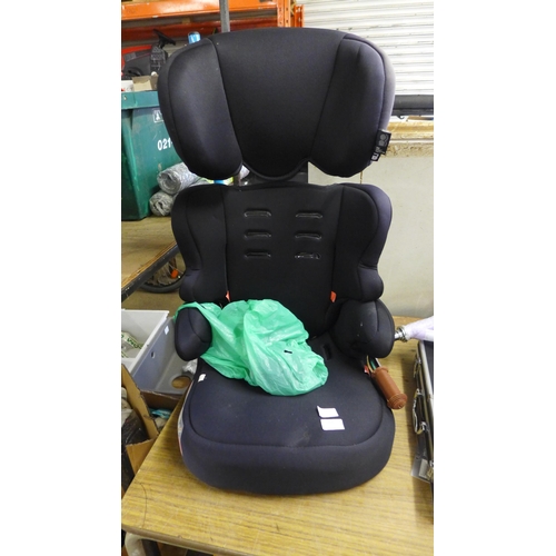 2120 - Child car safety seat plus belts/lugs