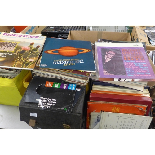 2208 - Massive LP record lot: Approx. 500-600 LP's & leatherette carry case with 50 records - classical and... 