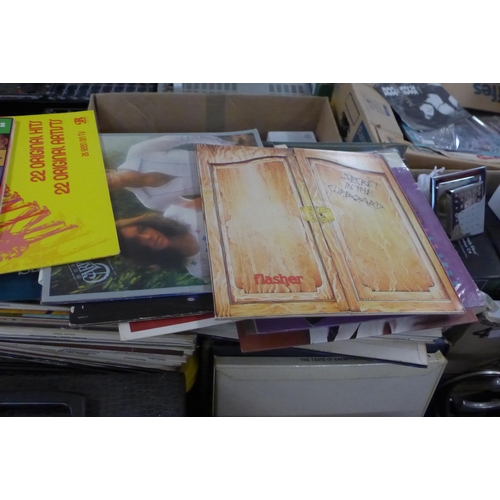 2208 - Massive LP record lot: Approx. 500-600 LP's & leatherette carry case with 50 records - classical and... 