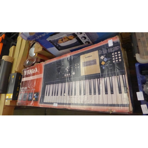 2220 - Yamaha YPT220 keyboard - boxed - W