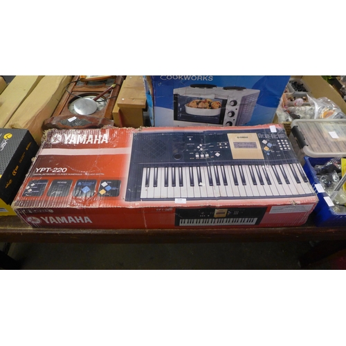 2220 - Yamaha YPT220 keyboard - boxed - W