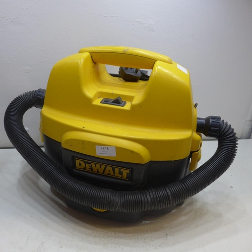 2243 - DeWalt DC500 240v/battery vacuum cleaner