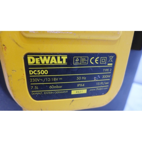 2243 - DeWalt DC500 240v/battery vacuum cleaner