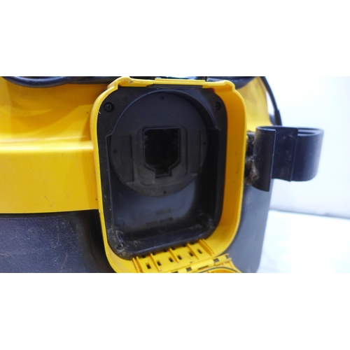 2243 - DeWalt DC500 240v/battery vacuum cleaner