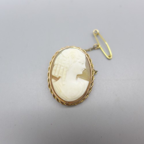 1020 - A 9ct gold cameo brooch, 4.9g, and a rolled gold bangle a/f