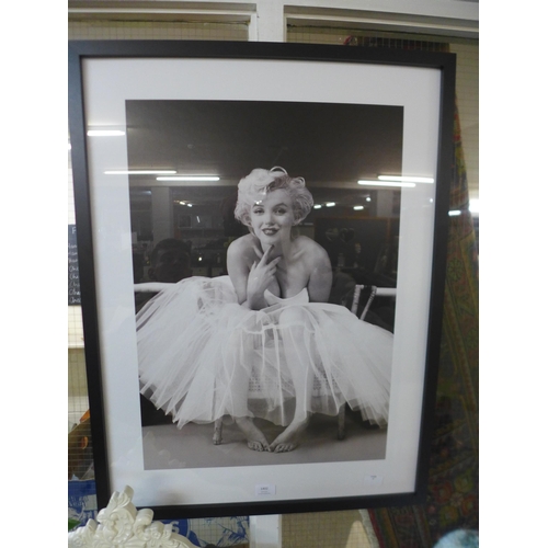 1402 - A Marilyn Monroe, Ballerina framed print, 60 x 80 (PPR4008021)   #