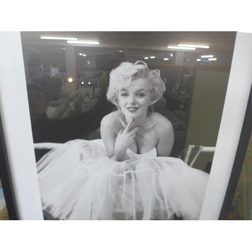 1402 - A Marilyn Monroe, Ballerina framed print, 60 x 80 (PPR4008021)   #