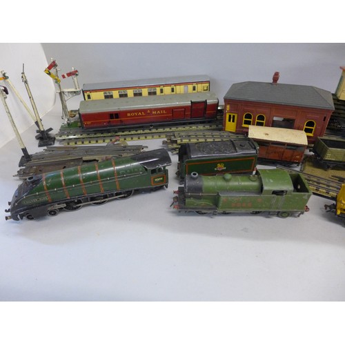 789 - A collection of Hornby-Dublo 00 gauge 3-rail model railway items including an LNER N2 0-6-2 tank eng... 