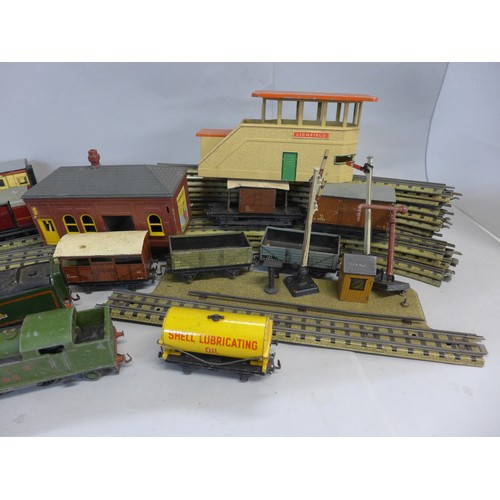 789 - A collection of Hornby-Dublo 00 gauge 3-rail model railway items including an LNER N2 0-6-2 tank eng... 