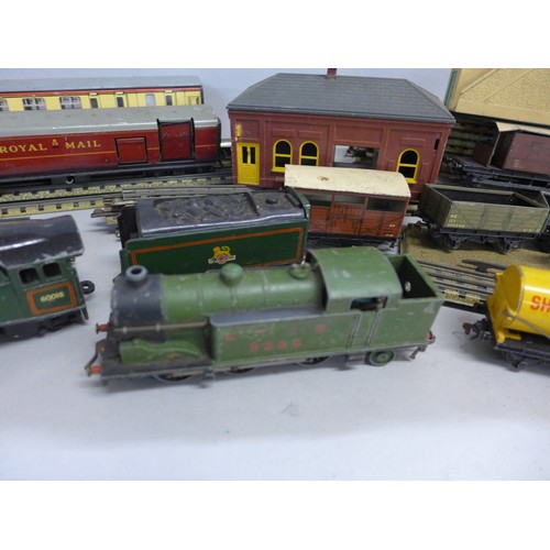 789 - A collection of Hornby-Dublo 00 gauge 3-rail model railway items including an LNER N2 0-6-2 tank eng... 