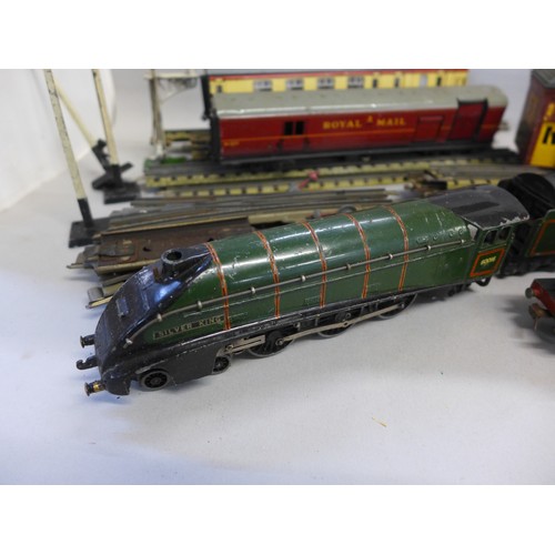 789 - A collection of Hornby-Dublo 00 gauge 3-rail model railway items including an LNER N2 0-6-2 tank eng... 