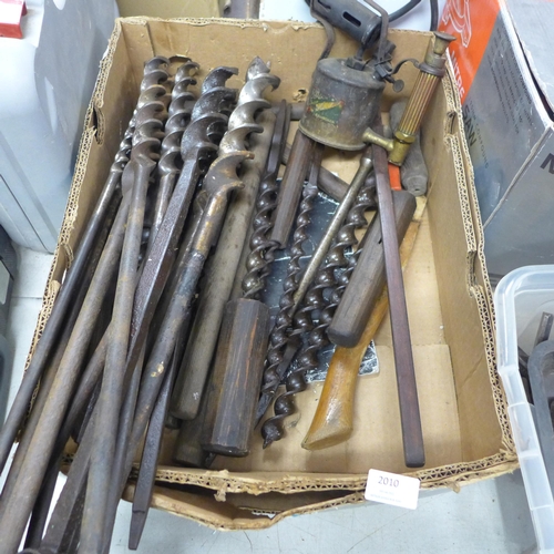 2998 - Box of vintage 2ft auger bits and vintage blowtorch