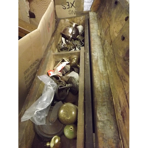 2171 - Joiner's pine box containing quantity of door knobs, castors and two fishing reels