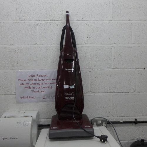 2367 - Panasonic MC-E3011 2000w upright vacuum cleaner