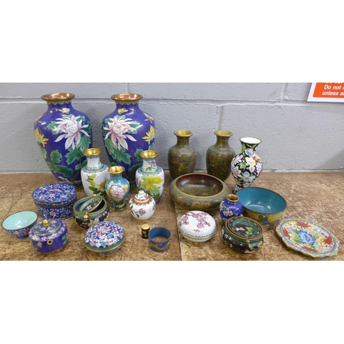 1092 - A collection of cloisonne vases, bowls, etc. **PLEASE NOTE THIS LOT IS NOT ELIGIBLE FOR POSTING AND ... 