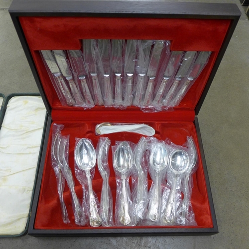 1118 - A canteen of cutlery and a cased carving set **PLEASE NOTE THIS LOT IS NOT ELIGIBLE FOR POSTING AND ... 