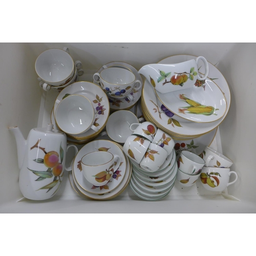 1121 - Royal Worcester Evesham white floral design tea and dinner ware**PLEASE NOTE THIS LOT IS NOT ELIGIBL... 