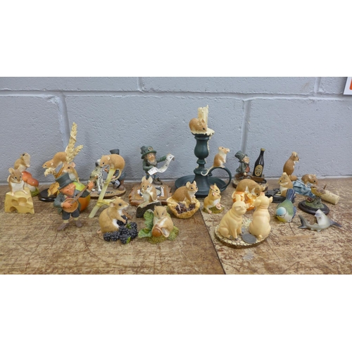 1131 - Sherratt & Simpson collection of mice and other resin figures