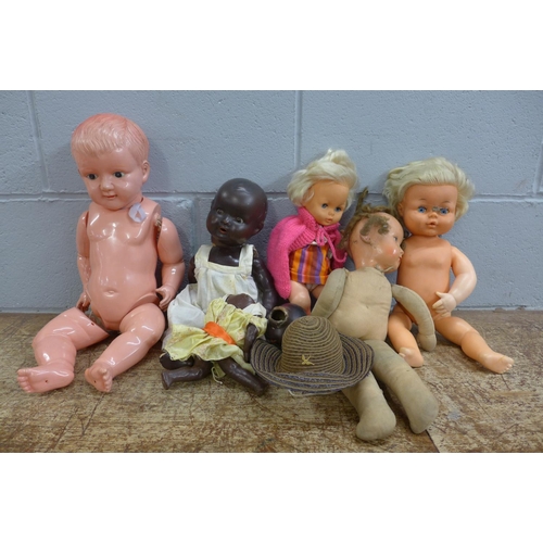 1132 - A collection of dolls