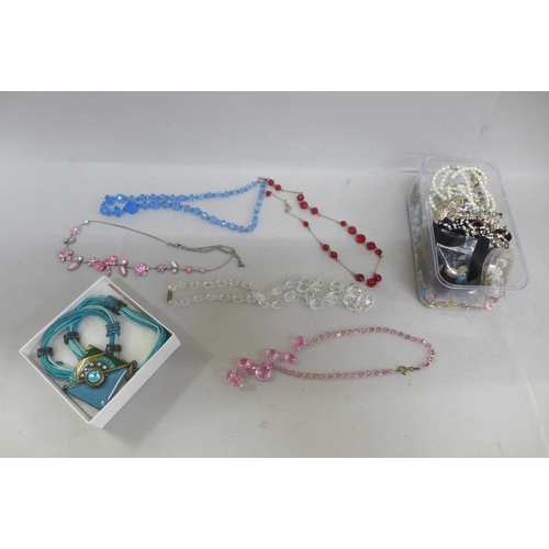 646 - Five vintage necklaces, a wrought iron pendant and box of beads, etc.