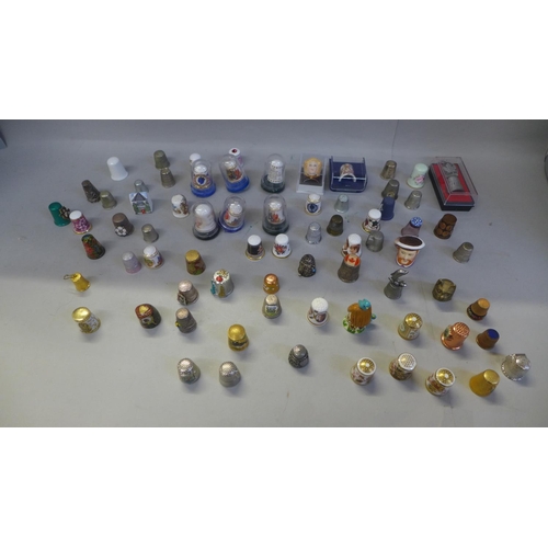 676 - A box of enamel and other thimbles