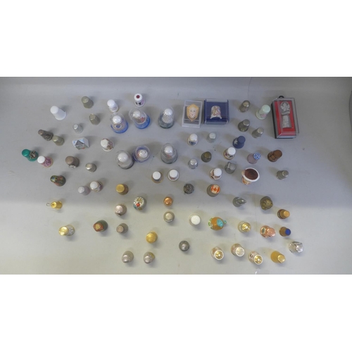 676 - A box of enamel and other thimbles