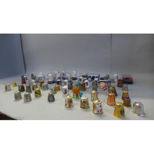 676 - A box of enamel and other thimbles