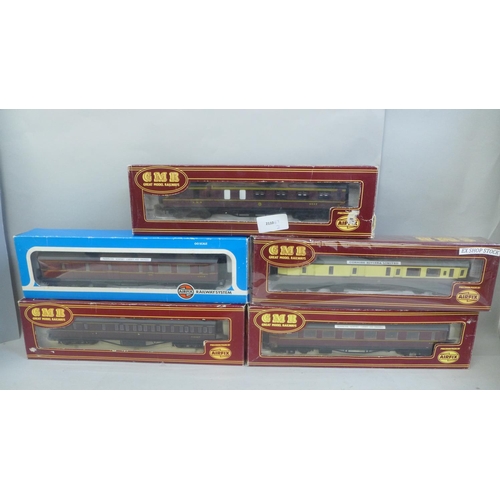 679 - Five Airfix 00 gauge model railway carriages, boxed