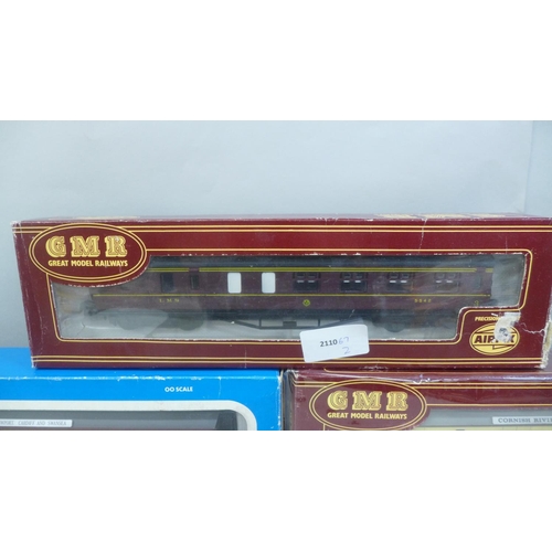 679 - Five Airfix 00 gauge model railway carriages, boxed