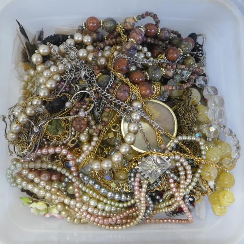 739 - Costume jewellery including vintage