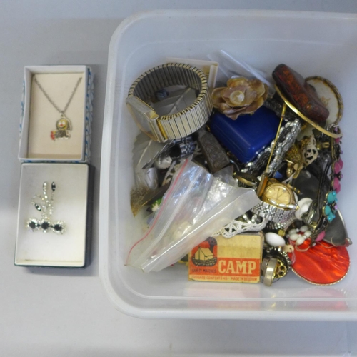 739 - Costume jewellery including vintage