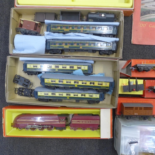 770 - A collection of Hornby and Tri-ang model rail including coaches, a Railway Children set (incomplete)... 