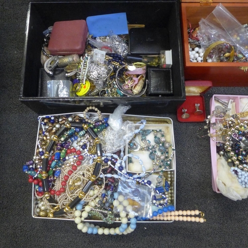 775 - A collection of costume jewellery