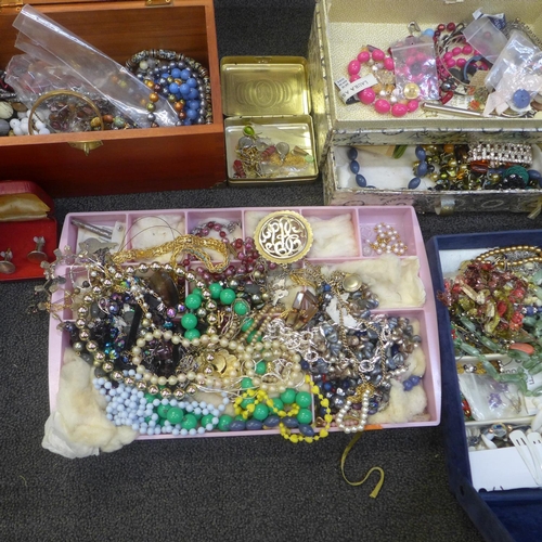 775 - A collection of costume jewellery