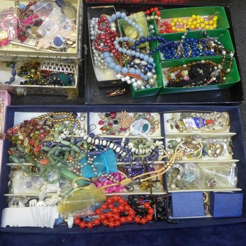 775 - A collection of costume jewellery