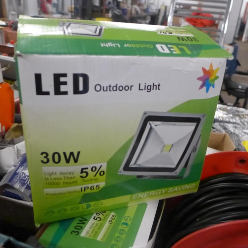 2031 - Outdoor lighting & 25m extension lead