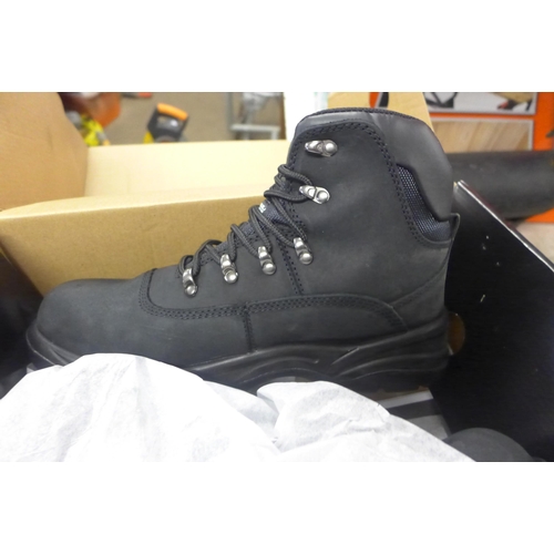 2068 - 2 Pairs of size 9 safety boots - boxed