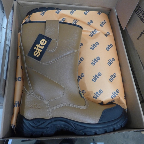 2133 - Pr. of size 9 gravel site rigger boots - boxed & unused