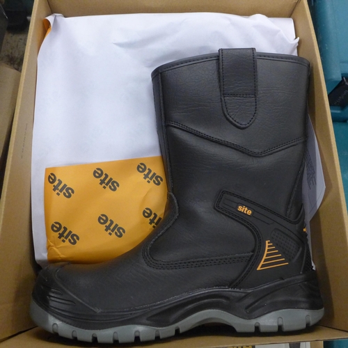 2137 - Pr. of black size 8 site rigger boots - boxed & unused