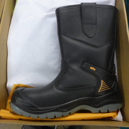 2138 - Pr. of black site rigger boots - size 9 - boxed & unused