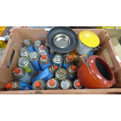 2157 - Camping light with approx. 30 cans of gas