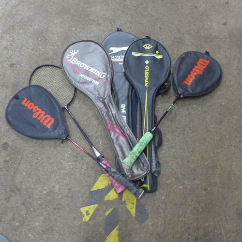 2211 - 6 Badminton racquets in case