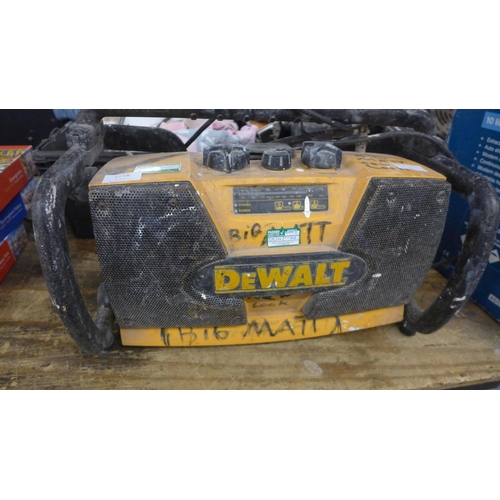 2216 - DeWalt site radio