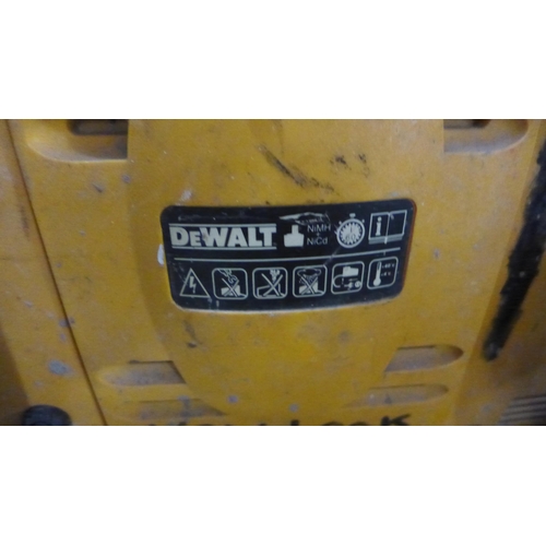 2216 - DeWalt site radio