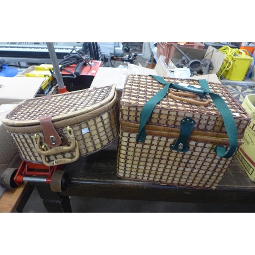 2229 - 2 Wicker picnic baskets