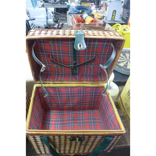 2229 - 2 Wicker picnic baskets