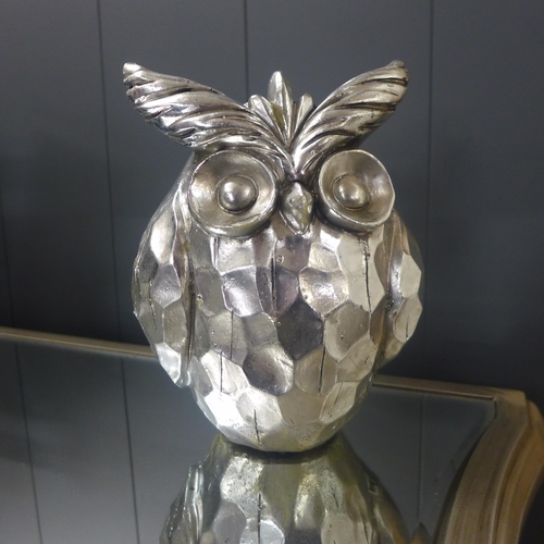 1343 - An Olive silver ceramic owl, H19cm (2171410)   #