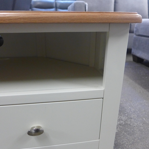 1490 - A Suffolk cream painted and oak corner TV unit  *This lot is subject to VAT